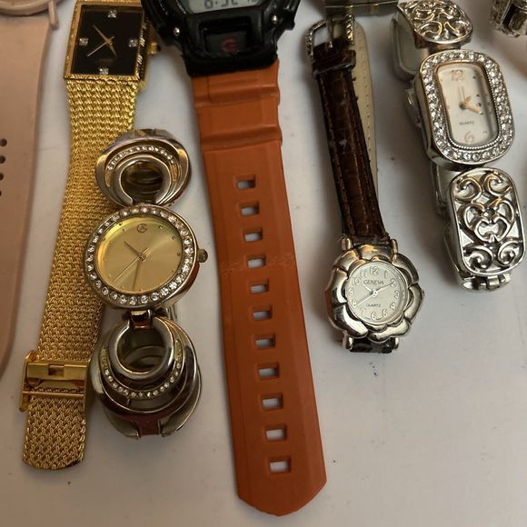 Assorted Watches Used Not Working For Parts Or Pieces lot 172 - Picture 5 of 9